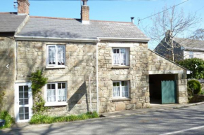 Lovely Cornish cottage in small village setting